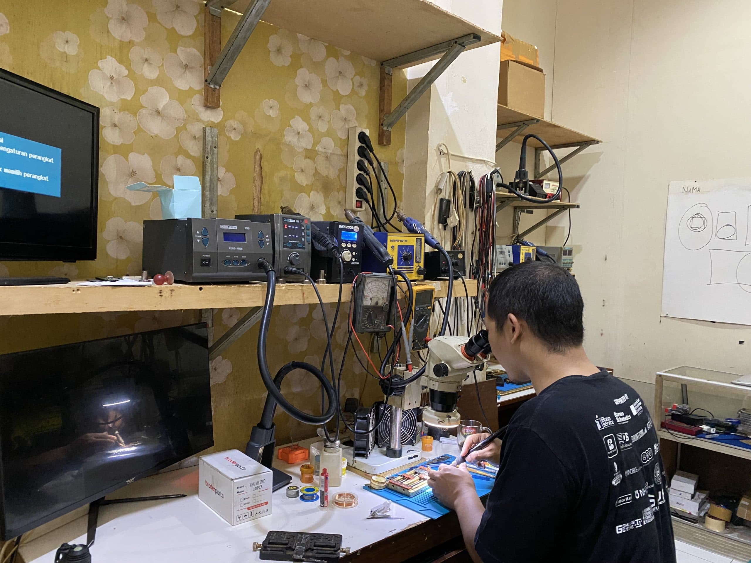 Praktik training service iPhone di Caps Academy