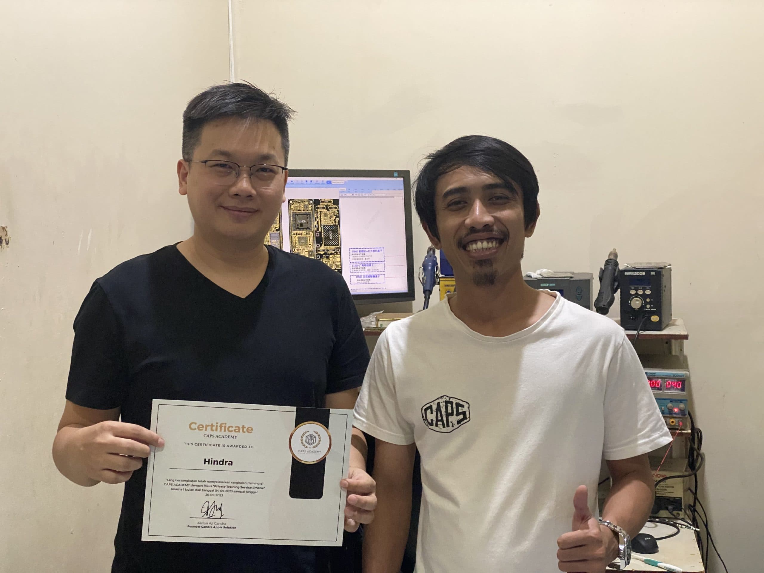 Lulusan Caps Academy dengan sertifikat Private Training Service iPhone